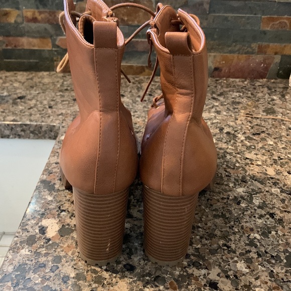 Boots - Picture 3 of 6